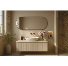 Kúpeľňa s umývadlom, zrkadlom a sprchou