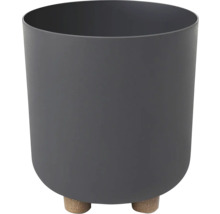 Sivý kvetináč s drevenými nožičkami