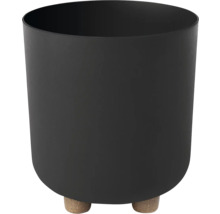 Plastový kvetináč s drevenými nožičkami