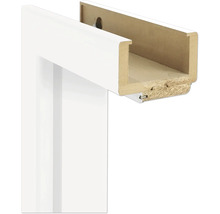 Detailný pohľad na biely drevený rám dverí