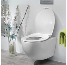 Závesné WC s otvoreným splachovacím kruhom a zvýšeným komfortom sedenia vo svetlej kúpeľni.