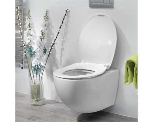 Závesné WC s otvoreným splachovacím kruhom a zvýšeným komfortom sedenia vo svetlej kúpeľni.