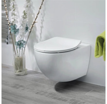 Závesné WC s WC sedátkom v svetlej kúpeľni.