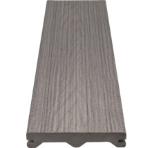 Terasa z kompozitného materiálu s drevenou štruktúrou