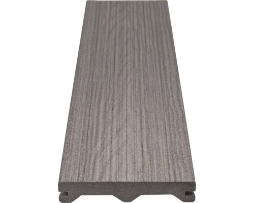 Terasa z kompozitného materiálu s drevenou štruktúrou