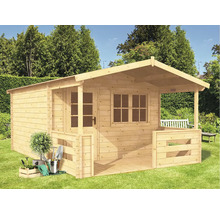 Drevený záhradný domček s verandou a záhradným náradím v záhrade.