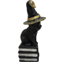 Dekoratívna halloweenska figúrka: Čierna mačka s čarodejníckym klobúkom na kope kníh