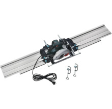 Ručná kotúčová píla na kovovej vodiacej lište vrátane dvoch svoriek a čierneho napájacieho kábla.