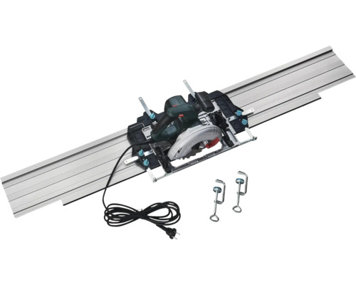 Ručná kotúčová píla na kovovej vodiacej lište vrátane dvoch svoriek a čierneho napájacieho kábla.