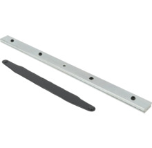 Strieborná magnetická kovová lišta s piatimi okrúhlymi magnetmi a čiernou kovovou doskou.