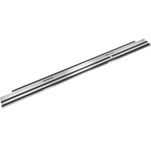 Strieborná vodiaca lišta z hliníka s čiernymi klznými pásikmi pre presné rezy.