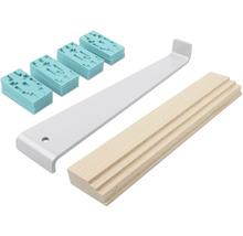 Súprava na kladenie laminátu obsahujúca sivý kovový doťahovák, svetlohnedý drevený príklepový klátik a tyrkysové plastové rozperky.