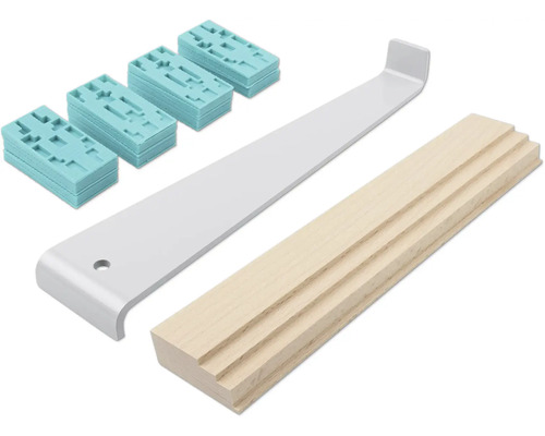 Súprava na kladenie podláh Wolfcraft Súprava na kladenie laminátu obsahujúca sivý kovový doťahovák, svetlohnedý drevený príklepový klátik a tyrkysové plastové rozperky.
