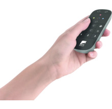 Ruka drží diaľkové ovládanie EGLO