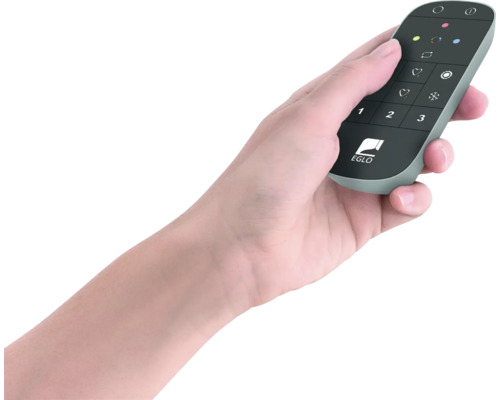 Ruka drží diaľkové ovládanie EGLO