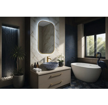 Moderná kúpeľňa s umývadlom, zrkadlom, vaňou a dekoráciou