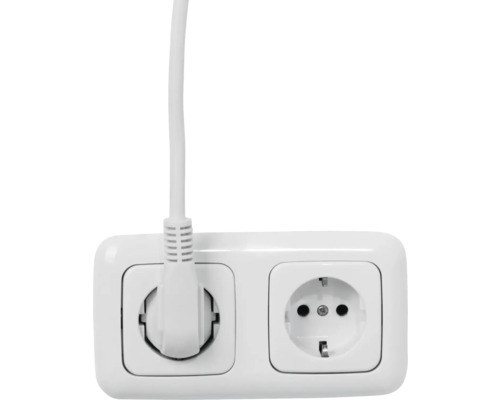 Dvojitá zásuvka so zasunutou zástrčkou