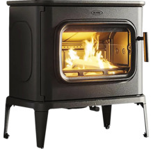 Kachle na drevo so sklenenými dvierkami a horiacim drevom