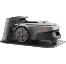 Robotická kosačka na nabíjacej stanici