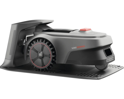 Robotická kosačka na nabíjacej stanici