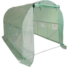 Tunelový skleník s otvorenými dverami.