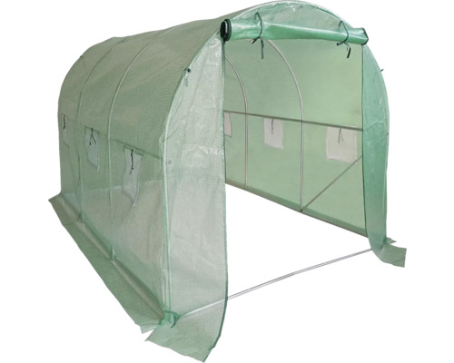 Tunelový skleník s otvorenými dverami.