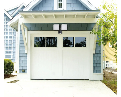 Garáž s LED vonkajším svetlom a detektorom pohybu