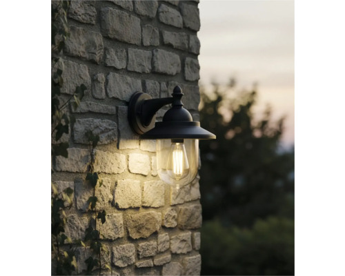 Vonkajšie nástenné svietidlo s čírym tienidlom na kamennej stene