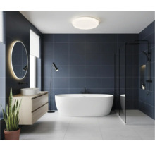 Moderná kúpeľňa s voľne stojacou vaňou, umývadlom a osvetleným zrkadlom