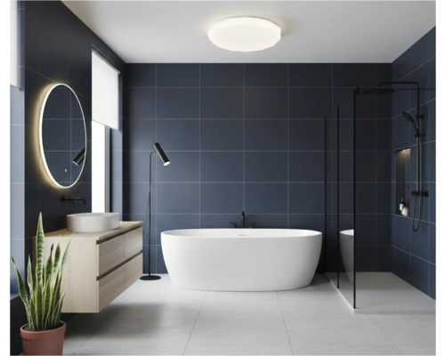 Moderná kúpeľňa s voľne stojacou vaňou, umývadlom a osvetleným zrkadlom