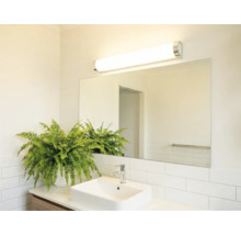 Svetlá kúpeľňa s umývadlom, zrkadlom a podlhovastou lampou