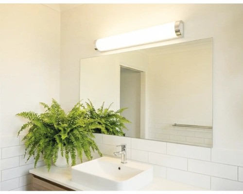 Svetlá kúpeľňa s umývadlom, zrkadlom a podlhovastou lampou