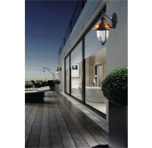 Vonkajší priestor s nástenným svietidlom, terasou a výhľadom do kúpeľne