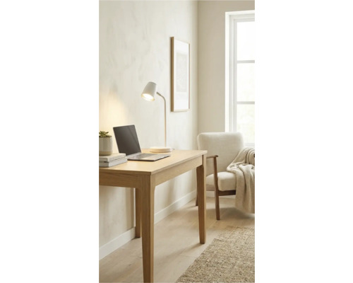 Svetlá pracovňa so stolom, lampou, notebookom a kreslom