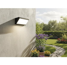 Vonkajšia stena s namontovaným LED nástenným svietidlom v záhrade