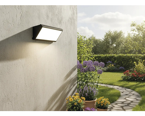 Vonkajšia stena s namontovaným LED nástenným svietidlom v záhrade