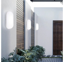 Exteriér s tromi bielymi vonkajšími nástennými svietidlami na stene