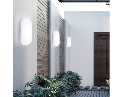 Exteriér s tromi bielymi vonkajšími nástennými svietidlami na stene