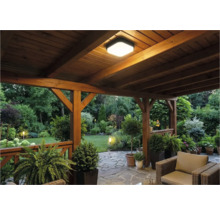 Krytá terasa so stropným svietidlom a výhľadom do záhrady