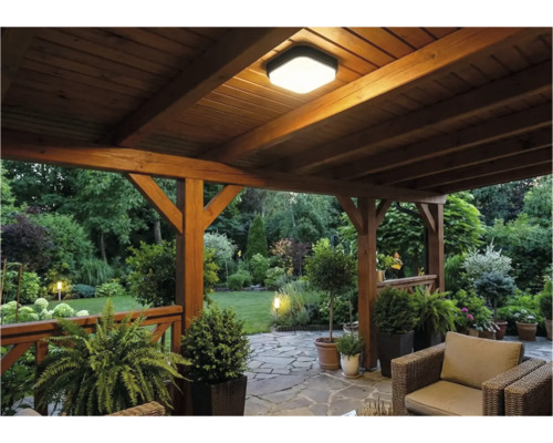 Krytá terasa so stropným svietidlom a výhľadom do záhrady