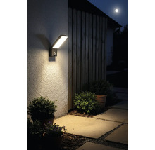 Moderné LED vonkajšie svietidlo s pohybovým senzorom na stene domu v noci