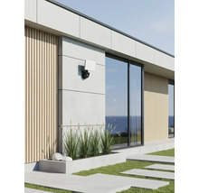 Exteriér moderného domu s vonkajšou lampou na fasáde