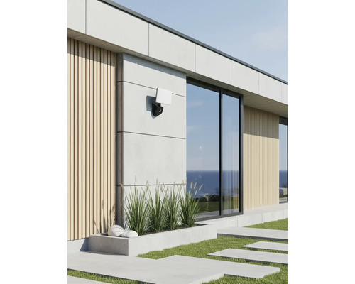 Exteriér moderného domu s vonkajšou lampou na fasáde