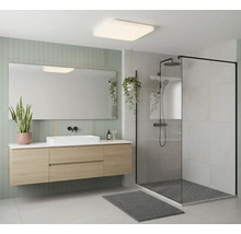 Moderná kúpeľňa s umývadlom, zrkadlom, sprchou a stropným svietidlom