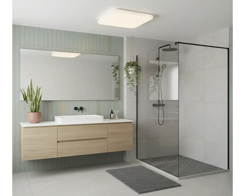 Moderná kúpeľňa s umývadlom, zrkadlom, sprchou a stropným svietidlom