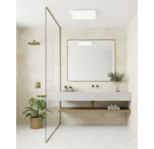 Kúpeľňa so sprchou, umývadlom a zrkadlom vo svetlom prevedení