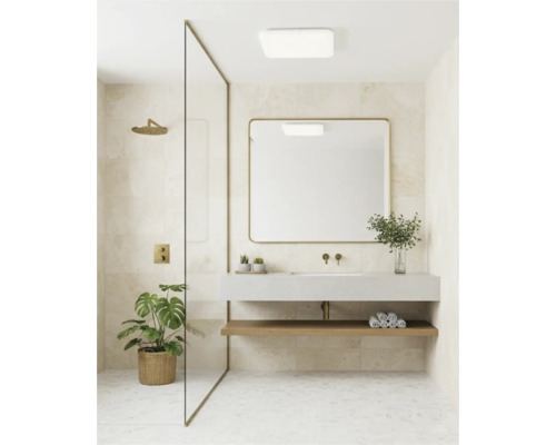 Kúpeľňa so sprchou, umývadlom a zrkadlom vo svetlom prevedení