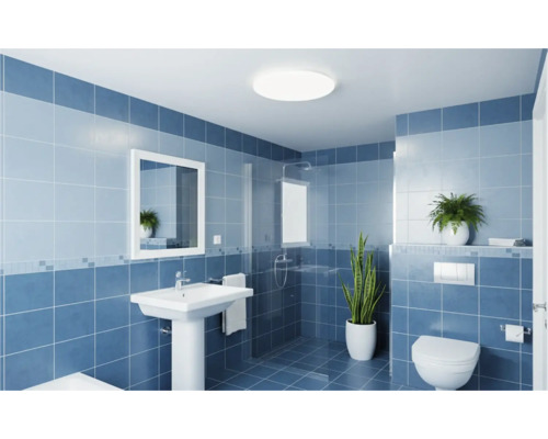 Svetlá kúpeľňa so sprchou, umývadlom, zrkadlom a toaletou