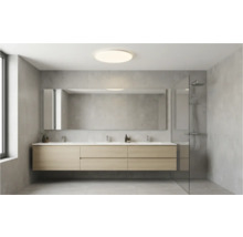 Svetlá kúpeľňa s umývadlovou skrinkou pre dve umývadlá, zrkadlom a sprchovacím kútom.