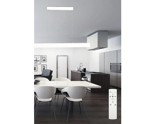 Závesné svietidlo v modernej jedálni s diaľkovým ovládaním na ovládanie svetla.